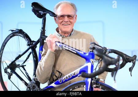 Légende vélo Gustav-Adolf Schur (Taeve) avec son vélo de course dans un studio de télévision dans la région de Magdebourg (Saxe-Anhalt), Allemagne, 22 février 2016. Le 23 février 2016, a célébré son 85e anniversaire de Schur. Au cours de ses années les plus actives, les tempêtes de Schur provoqué d'enthousiasme. Des millions de personnes se sont rassemblées dans les rues quand Schur, qui était de l'année Sportspersonality est neuf fois de suite, et ses camarades se précipitèrent sur leurs par des vélos de course. Entre 1950 et 1964, il a célébré les succès qu'elles étaient uniques dans l'industrie du sport amateur. En tant que premier coureur allemand, il a gagné la course de la paix en 1955, qui Banque D'Images