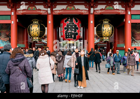 Tokyo, Japon - 07 janvier : en tenant à l'selfies touristiques à l'avant du porte Hozomon à Senso-ji à Asakusa, Tokyo. Banque D'Images