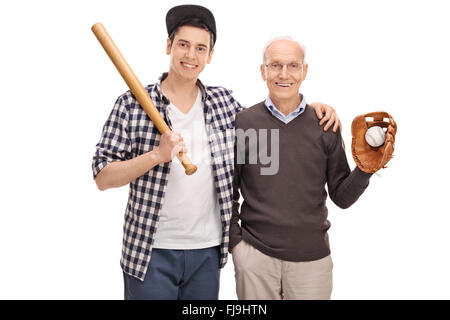 Père et fils posant avec un bâton de baseball et un ballon isolé sur fond blanc Banque D'Images