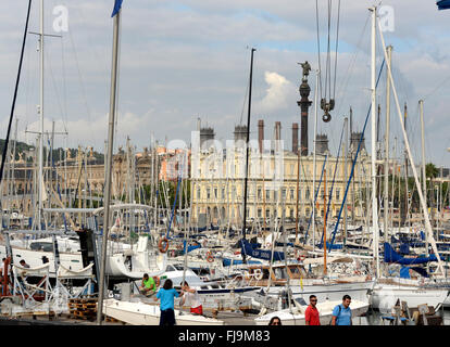 Barcelone, Espagne. 24 juillet, 2015. Vue sur la marina du Port Vell avec l'ancien édifice des douanes dans l'arrière-plan à Barcelone, Espagne, 24 juillet 2015. La Catalogne avec sa capitale Barcelone est la plus dynamique sur le plan économique dans les collectivités de l'Espagne. Photo : Waltraud Grubitzsch - AUCUN FIL - SERVICE/dpa/Alamy Live News Banque D'Images