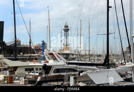 Barcelone, Espagne. 24 juillet, 2015. Vue sur la marina du Port Vell avec le téléphérique tower Torre Jaume I à Barcelone, Espagne, 24 juillet 2015. La Catalogne avec sa capitale Barcelone est la plus dynamique sur le plan économique dans les collectivités de l'Espagne. Photo : Waltraud Grubitzsch - AUCUN FIL - SERVICE/dpa/Alamy Live News Banque D'Images