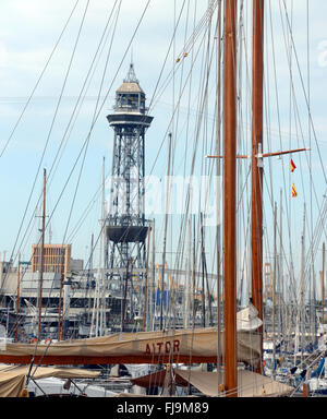 Barcelone, Espagne. 24 juillet, 2015. Vue sur la marina du Port Vell avec le téléphérique tower Torre Jaume I à Barcelone, Espagne, 24 juillet 2015. La Catalogne avec sa capitale Barcelone est la plus dynamique sur le plan économique dans les collectivités de l'Espagne. Photo : Waltraud Grubitzsch - AUCUN FIL - SERVICE/dpa/Alamy Live News Banque D'Images