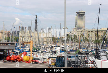 Barcelone, Espagne. 24 juillet, 2015. Vue sur la marina du Port Vell avec l'ancien édifice des douanes dans l'arrière-plan à Barcelone, Espagne, 24 juillet 2015. La Catalogne avec sa capitale Barcelone est la plus dynamique sur le plan économique dans les collectivités de l'Espagne. Photo : Waltraud Grubitzsch - AUCUN FIL - SERVICE/dpa/Alamy Live News Banque D'Images