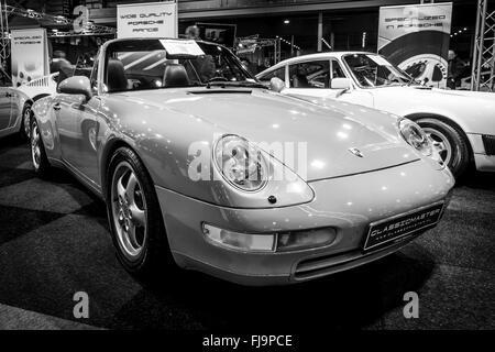 Voiture de sport Porsche 911 Carrera (993) Cabriolet, 1995. Noir et blanc. Banque D'Images