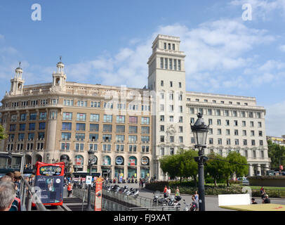 Barcelone, Espagne. 24 juillet, 2015. Vue sur le centre culturel de Barcelone sur la Plaça de Catalunya (Catalogne Square) - Caja de Madrid de l'Montemadrid La Fondation de Barcelone, Espagne, 24 juillet 2015. La Catalogne avec sa capitale Barcelone est la plus dynamique sur le plan économique dans les collectivités de l'Espagne. Photo : Waltraud Grubitzsch - AUCUN FIL - SERVICE/dpa/Alamy Live News Banque D'Images