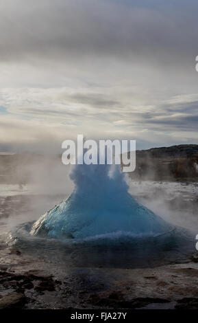 Le geyser Strokkur Geysir en Islande dans SW- juste sur le point d'éclater. Banque D'Images