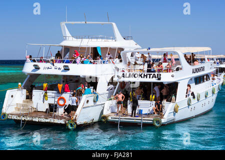 Bateau de tourisme voyage autour de Sinai sur yacht blanc, vacances de luxe pour les touristes en mer Rouge, plongée dans les récifs coralliens, Charm El Cheikh Banque D'Images