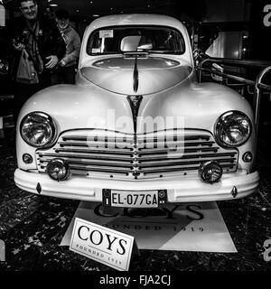 Grande voiture familiale Peugeot 203 Break 'TAXI', l'Hôtel Sporting 1951. Noir et blanc. Banque D'Images