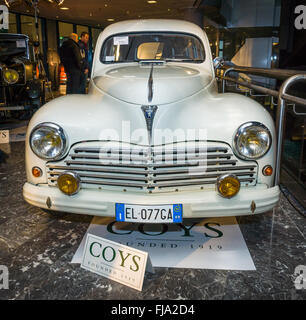 Grande voiture familiale Peugeot 203 Break 'TAXI', l'Hôtel Sporting 1951. Banque D'Images