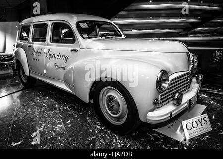 Grande voiture familiale Peugeot 203 Break 'TAXI', l'Hôtel Sporting 1951. Noir et blanc. Banque D'Images