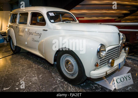 Grande voiture familiale Peugeot 203 Break 'TAXI', l'Hôtel Sporting 1951. Banque D'Images