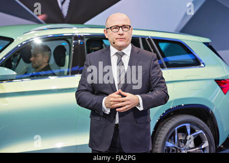 Genève, Suisse. 06Th Mar, 2016. Skoda Auto CHEF Bernhard Maier présente concept de gros SUV Skoda VisionS au cours de la 86e International Motor Show de Genève, le mardi 1er mars 2016. Credit : Josef Horazny/CTK Photo/Alamy Live News Banque D'Images