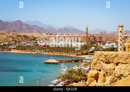 Jour de février sur la plage de Charm-El-Cheikh, la côte de la mer Rouge à partir de la hauteur de l'hôtel Beach Albatros resort, Egypte Banque D'Images