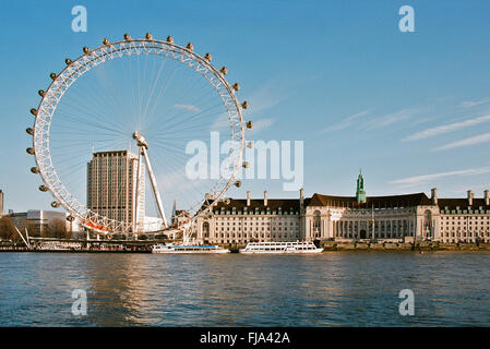 Le London Eye, London UK, de la rive nord de la Tamise Banque D'Images