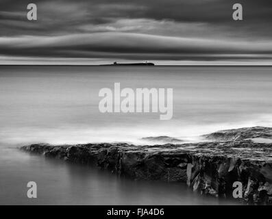 Temps d'exposition de l'image monochrome l'Inner Farne prises à partir de la côte de Northumberland à Bamburgh Banque D'Images