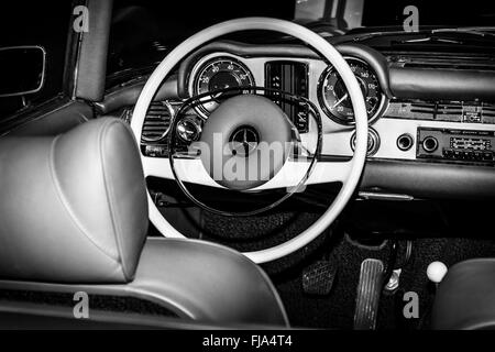 Cabine de voiture de sport de Mercedes-Benz 230SL (W113). Noir et blanc. Banque D'Images