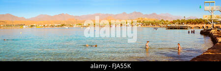 SHARM EL SHEIKH, EGYPTE - 27 février 2014 : journée de février sur la plage de Charm-El-Cheikh, la côte de la mer Rouge à partir de la hauteur de t Banque D'Images