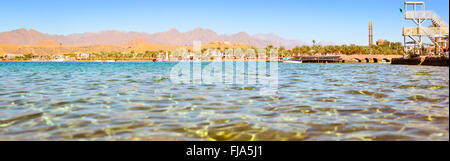 SHARM EL SHEIKH, EGYPTE - 27 février 2014 : journée de février sur la plage de Charm-El-Cheikh, la côte de la mer Rouge à partir de la hauteur de t Banque D'Images