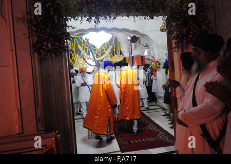 Les dévots exerçant son saint livre, le Gourou Granth Sahib, golden temple, Amritsar, Punjab, en Inde, en Asie Banque D'Images