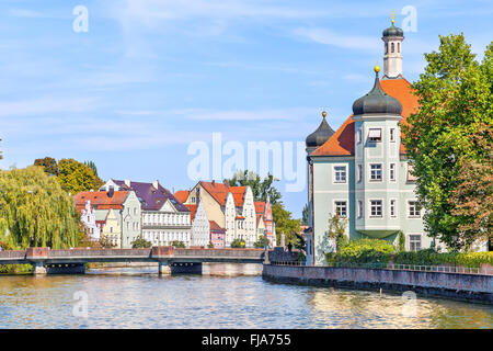 La rivière Isar et bâtiments de style bavarois sur les rives, Landshut, Allemagne Banque D'Images