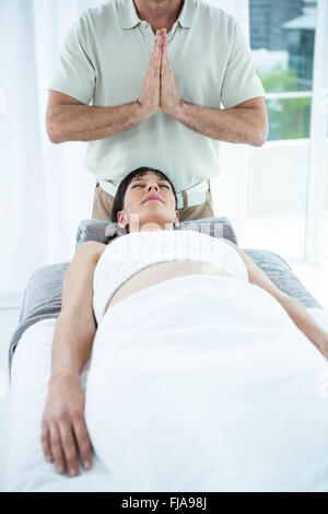 Recevoir un massage femme enceinte de masseur Banque D'Images