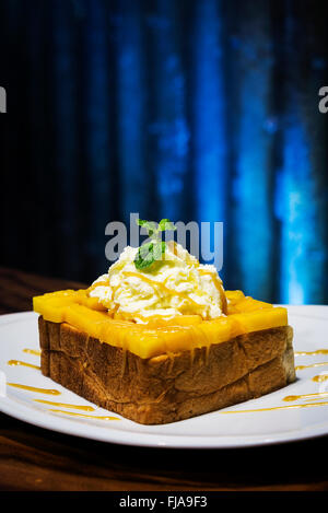 Fusion tropical exotique dessert pain perdu à la mangue et crème fouettée Banque D'Images