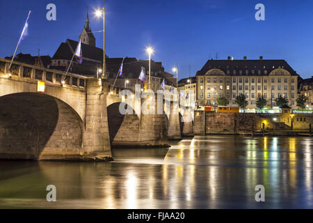 Mittlere pont sur le Rhin au coucher du soleil, Bâle, Suisse Banque D'Images