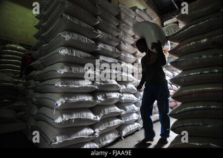 (160301) -- JAKARTA, 1 mars 2016 (Xinhua) -- un travailleur porte un sac de riz sur le marché du riz en gros de Cipinang à Jakarta, Indonésie, le 1 mars 2016. Taux d'inflation annuel de l'Indonésie en février 4,42  % légèrement augmenté par rapport à l'année précédente. (Xinhua/Zulkarnain) Banque D'Images