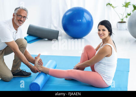 Doctor giving physiothérapie pour femme enceinte Banque D'Images