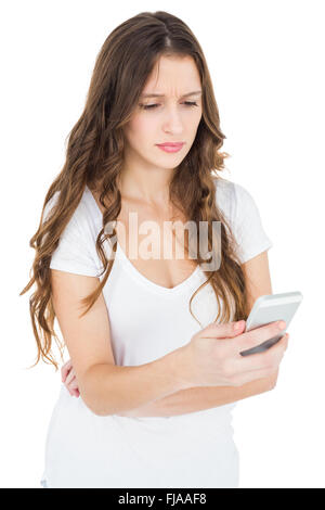 Worried woman en utilisant son smartphone Banque D'Images