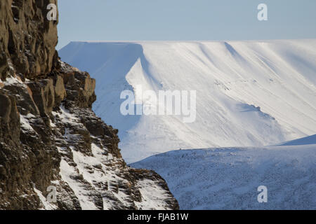 Les montagnes autour de la ville de Longyearbyen, au Spitzberg (Svalbard). La Norvège Banque D'Images