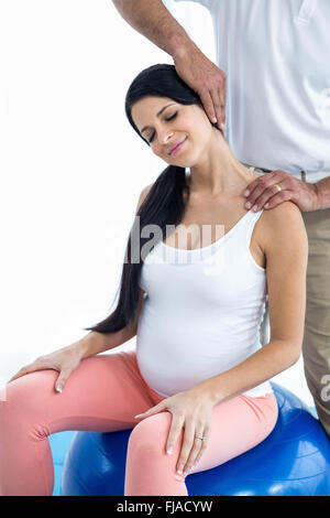 Doctor giving physiothérapie pour femme enceinte Banque D'Images