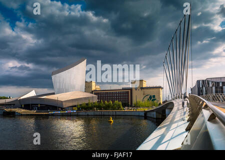 Vue de la passerelle au Centre des médias, Salford Quays, à l'Imperial War Museum. Banque D'Images