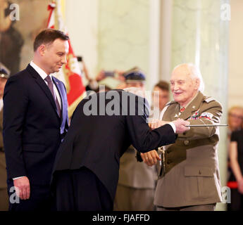 Jan Podhorski, reçoit une nomination du Président Andrzej Duda, pour le titre de Colonel de Brigade général, au cours de célébrations dans le palais présidentiel à Varsovie. Le président polonais, Andrzej Duda a présenté diverses bourses d'état et le fond pour les officiers de l'armée polonaise à l'occasion de la Journée nationale de commémoration des soldats maudits. La Journée nationale du souvenir est de soldats polonais, qui ont fait partie de l'anti-communiste et à l'indépendance sous terre. Il a été adopté en 2001, quand le parlement polonais a décidé que, "il a reconnu le bien-fondé des organisations et des groupes pour l'indépendance, whic Banque D'Images