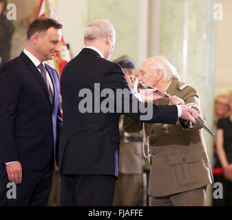 Jan Podhorski, reçoit une nomination du Président Andrzej Duda, pour le titre de Colonel de Brigade général, au cours de célébrations dans le palais présidentiel à Varsovie. Le président polonais, Andrzej Duda a présenté diverses bourses d'état et le fond pour les officiers de l'armée polonaise à l'occasion de la Journée nationale de commémoration des soldats maudits. La Journée nationale du souvenir est de soldats polonais, qui ont fait partie de l'anti-communiste et à l'indépendance sous terre. Il a été adopté en 2001, quand le parlement polonais a décidé que, "il a reconnu le bien-fondé des organisations et des groupes pour l'indépendance, whic Banque D'Images