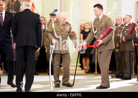 Jan Podhorski, reçoit une nomination du Président Andrzej Duda, pour le titre de Colonel de Brigade général, au cours de célébrations dans le palais présidentiel à Varsovie. Le président polonais, Andrzej Duda a présenté diverses bourses d'état et le fond pour les officiers de l'armée polonaise à l'occasion de la Journée nationale de commémoration des soldats maudits. La Journée nationale du souvenir est de soldats polonais, qui ont fait partie de l'anti-communiste et à l'indépendance sous terre. Il a été adopté en 2001, quand le parlement polonais a décidé que, "il a reconnu le bien-fondé des organisations et des groupes pour l'indépendance, whic Banque D'Images