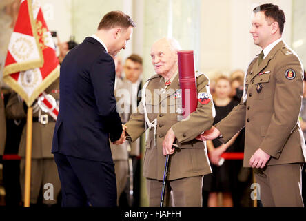 Jan Podhorski, reçoit une nomination du Président Andrzej Duda, pour le titre de Colonel de Brigade général, au cours de célébrations dans le palais présidentiel à Varsovie. Le président polonais, Andrzej Duda a présenté diverses bourses d'état et le fond pour les officiers de l'armée polonaise à l'occasion de la Journée nationale de commémoration des soldats maudits. La Journée nationale du souvenir est de soldats polonais, qui ont fait partie de l'anti-communiste et à l'indépendance sous terre. Il a été adopté en 2001, quand le parlement polonais a décidé que, "il a reconnu le bien-fondé des organisations et des groupes pour l'indépendance, whic Banque D'Images