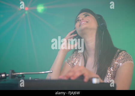 Jolie femme DJ à jouer de la musique Banque D'Images