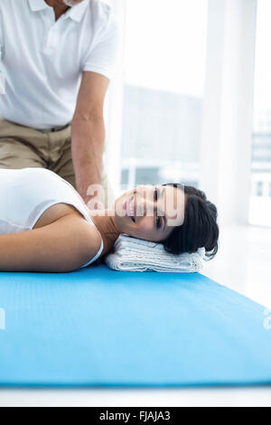 Doctor giving physiothérapie pour femme enceinte Banque D'Images