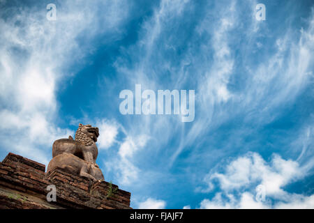 Statue du lion gardien du temple d'Abeyadana Bagan Myanmar // BAGAN, Myanmar — Une statue de lion gardien restaurée placée au sommet d'un éléphant orne le toit du temple d'Abeyadana (également connu sous le nom APE-Ya-da-na ou APE-Yadana-Phaya). Le temple date de la fin du XIe siècle ou du début du XIIe siècle et est situé près du temple Nagayon, juste au sud du village de Myinkaba dans la zone archéologique de Bagan. Le temple Abeyadana se distingue parmi les temples de l'ère païenne pour son imagerie bouddhiste Mahayana dans ses fresques, contrastant avec les thèmes Theravada plus communément trouvés dans d'autres temples de l'époque. Le temple présente SLO Banque D'Images