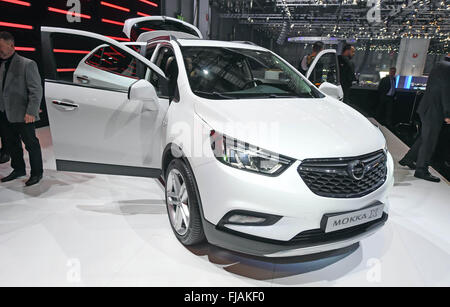 Genève, Suisse. 06Th Mar, 2016. L'Opel Mokka X est présenté au cours de la première journée des médias du Salon International de l'Automobile à Genève, Suisse, 01 mars 2016. Le salon se déroulera du 03 au 13 mars 2016. Photo : ULI DECK/dpa/Alamy Live News Banque D'Images