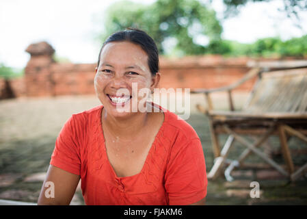 BAGAN, MYANMAR, un artisan local, la vente de ses peintures au Temple Abeyadana. Situé juste au sud de Myinkaba Village dans la Zone archéologique de Bagan, Temple Apeyadana est nommé d'après Apeyadana, un 11e siècle reine consort du Roi Kyansittha de la dynastie païenne de la Birmanie (Myanmar) et grand-mère maternelle du roi païen de Sithu JE. Comme avec la plupart des noms birmans, il est transcrit en anglais dans diverses manières. D'autres variantes : Ape-ya-da-na, Ape-Yadana-Phaya et Abeyadana. Banque D'Images