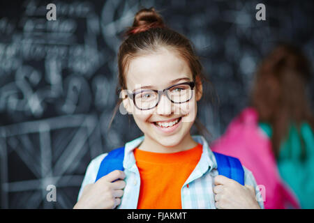 Happy little girl wearing glasses looking at camera Banque D'Images