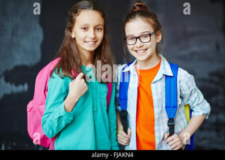 Portrait de deux petites filles, smiling at camera Banque D'Images