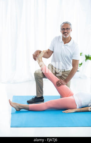 Doctor giving physiothérapie pour femme enceinte Banque D'Images