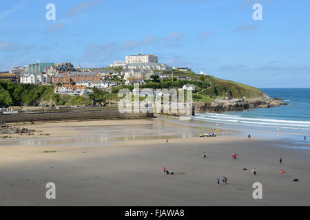 Vue sur la plage de Fistral à port de Newquay, Cornwall, Angleterre. Avec les gens sur la plage Banque D'Images