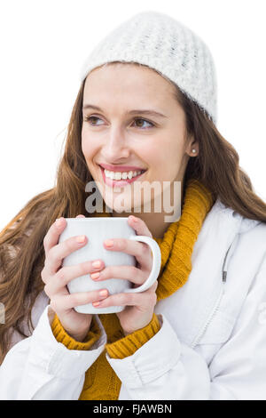 Jolie femme dans des vêtements d'hiver de boire une boisson chaude Banque D'Images