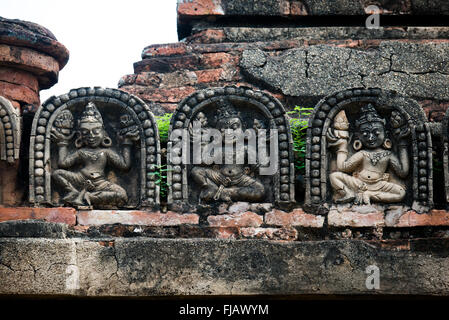 BAGAN, MYANMAR--restauré orné de décorations à l'extérieur de Temple Abeyadana. Situé juste au sud de Myinkaba Village dans la Zone archéologique de Bagan, Temple Apeyadana est nommé d'après Apeyadana, un 11e siècle reine consort du Roi Kyansittha de la dynastie païenne de la Birmanie (Myanmar) et grand-mère maternelle du roi païen de Sithu JE. Comme avec la plupart des noms birmans, il est transcrit en anglais dans diverses manières. D'autres variantes : Ape-ya-da-na, Ape-Yadana-Phaya et Abeyadana. Banque D'Images