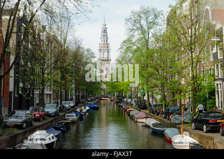 Tour de Zuiderkerk (église du Sud) et canal de Groenburgwal le jour du printemps, centre d'Amsterdam, pays-Bas Banque D'Images