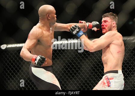 Michael Bisping bat Anderson Silva via carte decisionMain unanime Banque D'Images